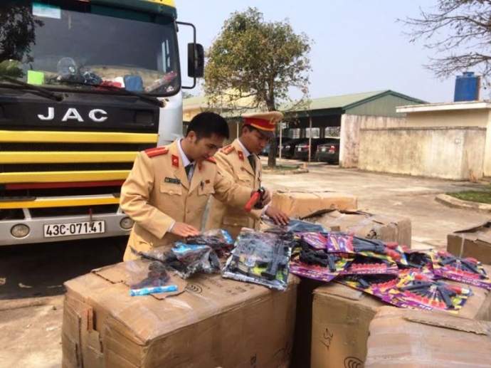 Bắt- xe -tải- vận -chuyển- hàng- nghìn -đồ -chơi-