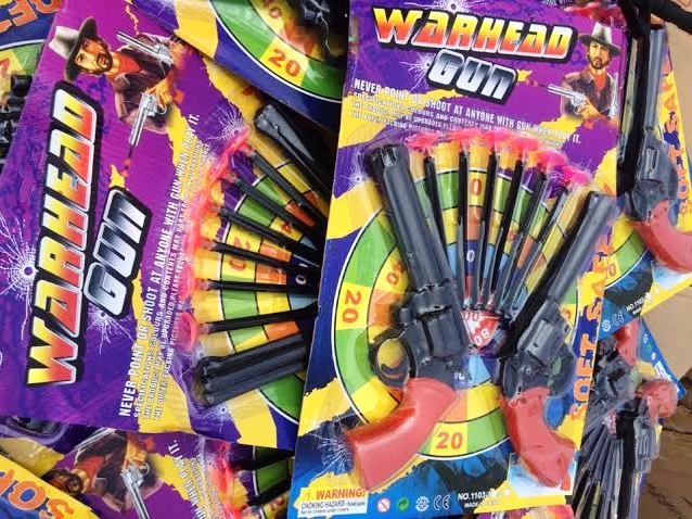 Bắt- xe -tải- vận -chuyển- hàng- nghìn -đồ -chơi-