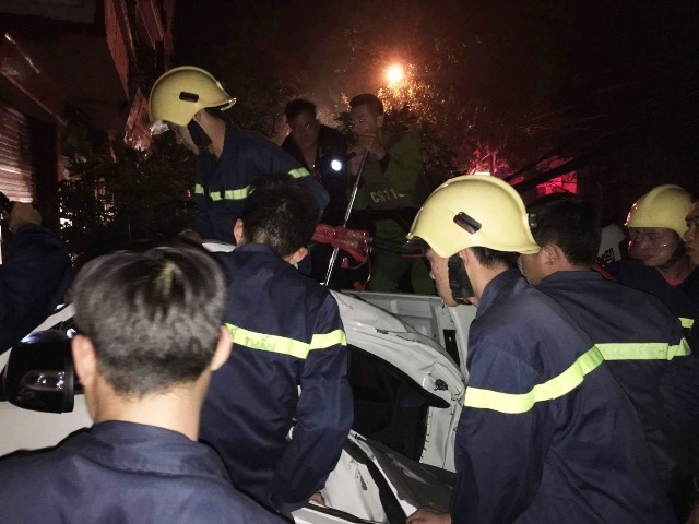 H&agrave;ng -chục- cảnh -s&aacute;t -giải -cứu -2- người- trong-