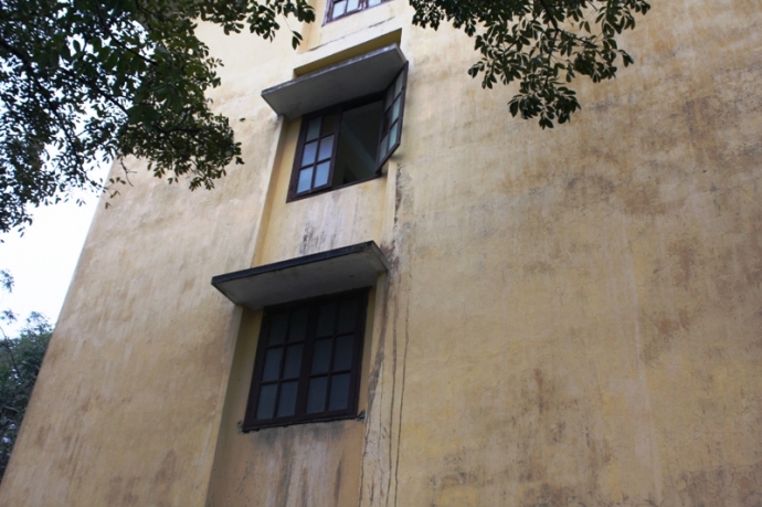 Bé- gái -3- tuổi- nguy- kịch- sau- khi -rơi- từ- t