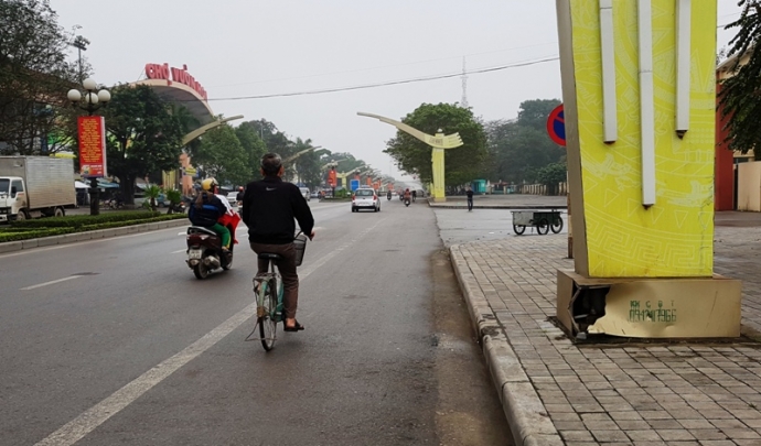 Dựng- biển- b&aacute;o- hiệu -để -bẫy- người đi- đường (2