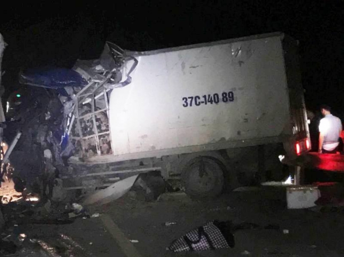 Va- chạm- giữa -xe -tải- v&agrave;- xe- kh&aacute;ch- h&agrave;ng -chục