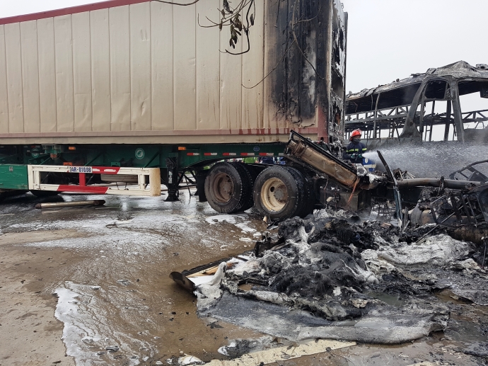 Video- hiện- trường- xe- kh&aacute;ch- v&agrave;- xe- Container-