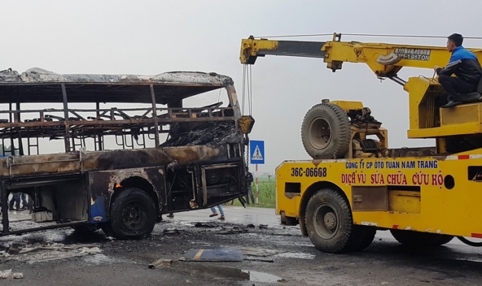 Video- hiện- trường- xe- kh&aacute;ch- v&agrave;- xe- Container-