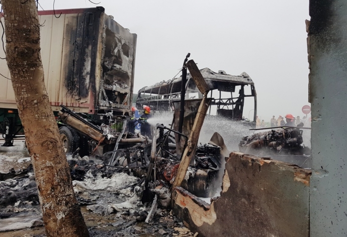 Video- hiện- trường- xe- kh&aacute;ch- v&agrave;- xe- Container-