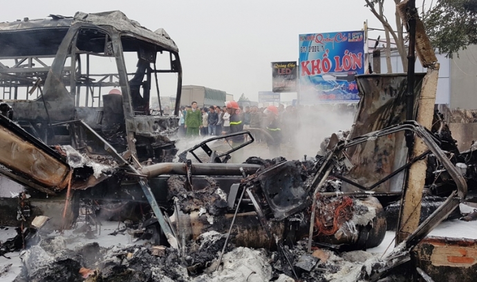 Video- hiện- trường- xe- kh&aacute;ch- v&agrave;- xe- Container-