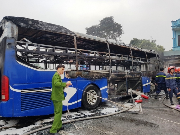 Video- hiện- trường- xe- kh&aacute;ch- v&agrave;- xe- Container-