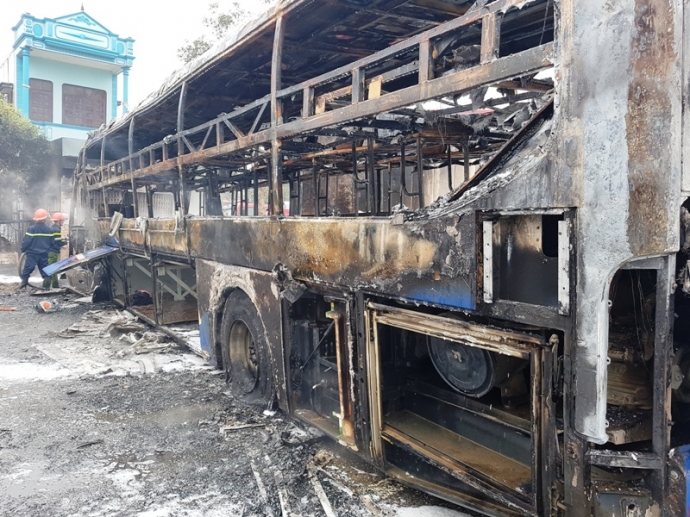 Video- hiện- trường- xe- kh&aacute;ch- v&agrave;- xe- Container-