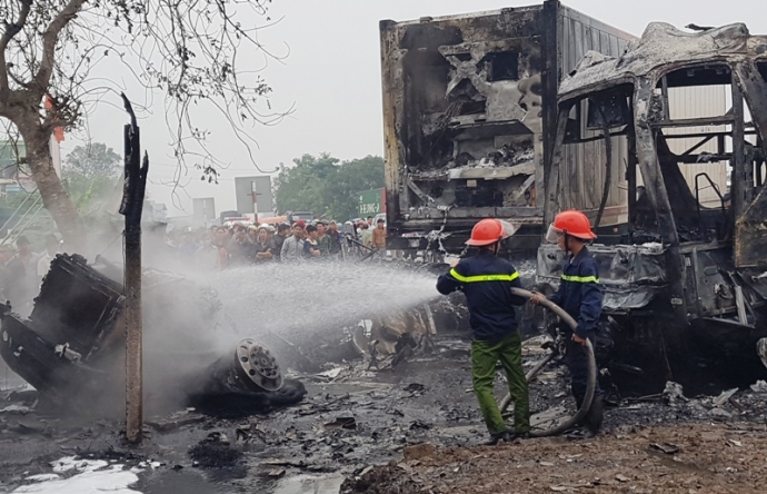 Video- hiện- trường- xe- kh&aacute;ch- v&agrave;- xe- Container-