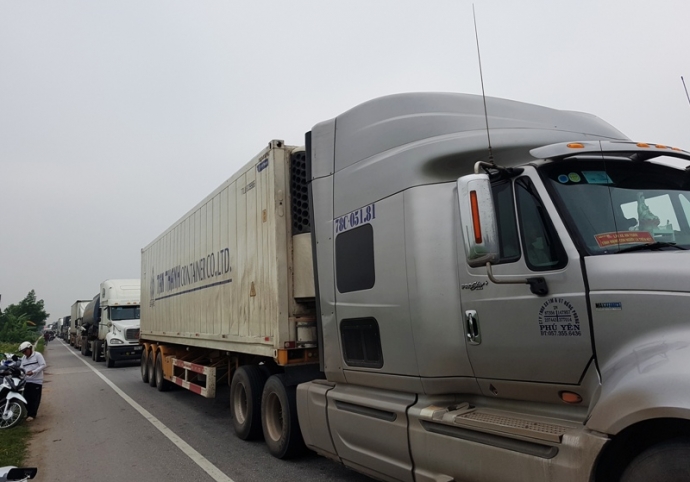 Video- hiện- trường- xe- kh&aacute;ch- v&agrave;- xe- Container-