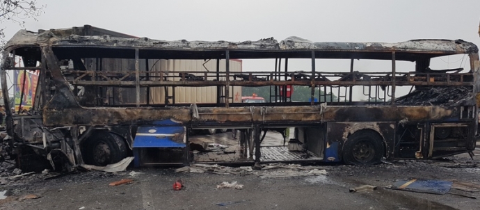 Video- hiện- trường- xe- kh&aacute;ch- v&agrave;- xe- Container-