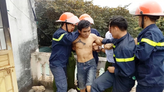 Khống- chế- đối- tượng- ngá-o đá- nghi- đốt- nhà.J