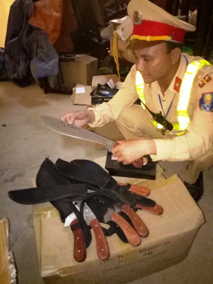 Bắt- xe- kh&aacute;ch- chở- h&agrave;ng t-răm- loại- h&agrave;ng- n&oacute;ng 