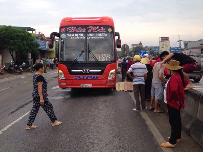 &Ocirc; t&ocirc; kh&aacute;ch t&ocirc;ng xe đạp điện, 1 phụ nữ tử vong