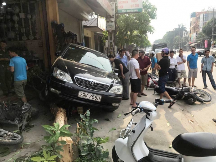 Xe -đi&ecirc;n-t&ocirc;ng 1- &ocirc; t&ocirc; -v&agrave; -8 x-e m&aacute;y -gục- tại- ch