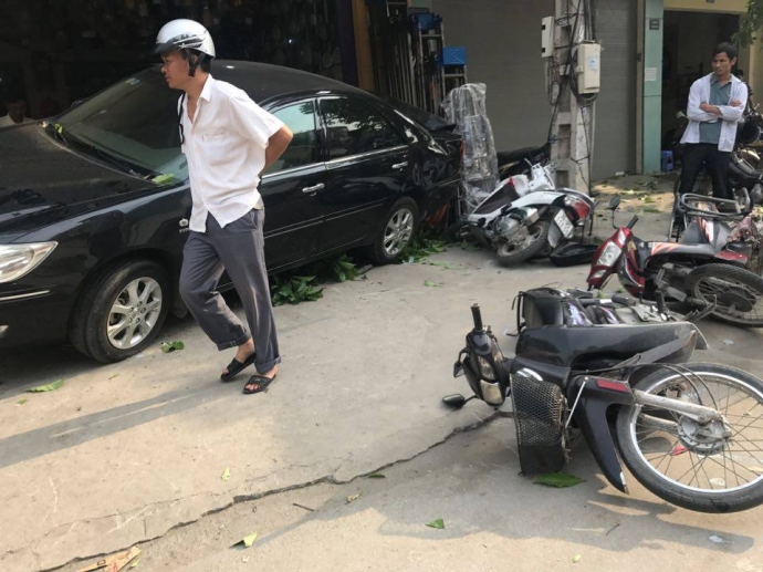 Xe -đi&ecirc;n-t&ocirc;ng 1- &ocirc; t&ocirc; -v&agrave; -8 x-e m&aacute;y -gục- tại- ch