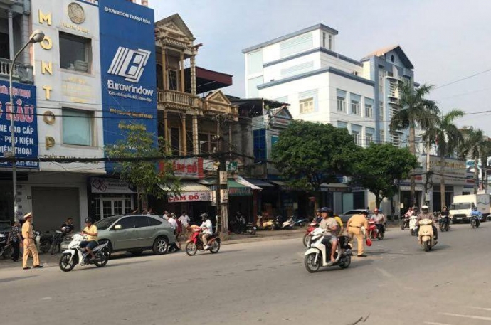 Xe -đi&ecirc;n-t&ocirc;ng 1- &ocirc; t&ocirc; -v&agrave; -8 x-e m&aacute;y -gục- tại- ch