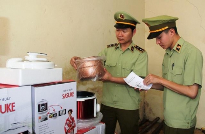 Bắt- giữ- nhiều- h&agrave;ng- h&oacute;a- kh&ocirc;ng- tem- nh&atilde;n- tại-