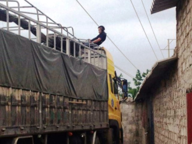 Ngồi n&oacute;c xe tải, nam thanh ni&ecirc;n bị điện giật chết