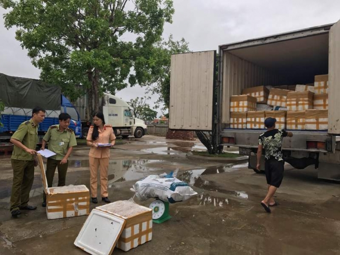 Bắt -giữ -xe t-ải- chở -h&agrave;ng -ngh&igrave;n -kg -nội- tạng