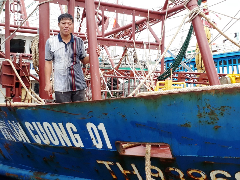 Thanh -H&oacute;a- Ngư- d&acirc;n -kh&oacute;c -r&ograve;ng- v&igrave; -t&agrave;u- vỏ -th&eacute;