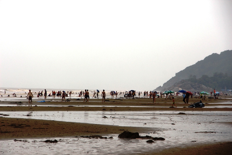 du kh&aacute;ch-chơi-đ&ugrave;a-với-s&oacute;ng-biển-trước-b&atilde;o-soos2 (3