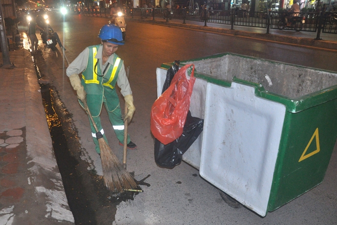 5 R&aacute;c nằm k&iacute;n đ&aacute;o dưới r&atilde;nh tho&aacute;t nước cũng bị l&ocirc;i