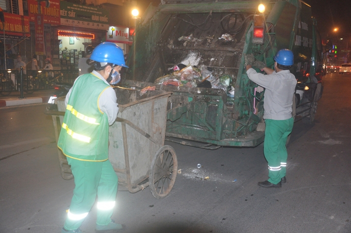 9  R&aacute;c được &eacute;p, đ&oacute;ng th&agrave;nh từng b&aacute;nh lớn. (Phố T&ocirc;n