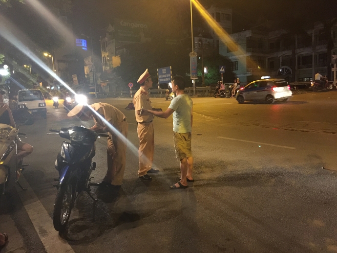 4 c&aacute;c lực lượng chức năng kh&aacute;m nghiệm hiện trường.