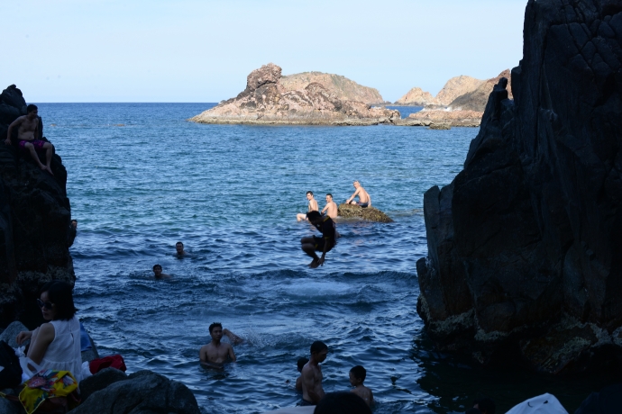 4 b&atilde;i tắm nơi đay được d&atilde;y n&uacute;i che phủ &aacute;nh mặt trờ