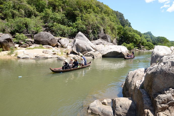 3 Du kh&aacute;ch du ngoạn bằng thuyền, luồn, l&aacute;ch qua c&aacute;