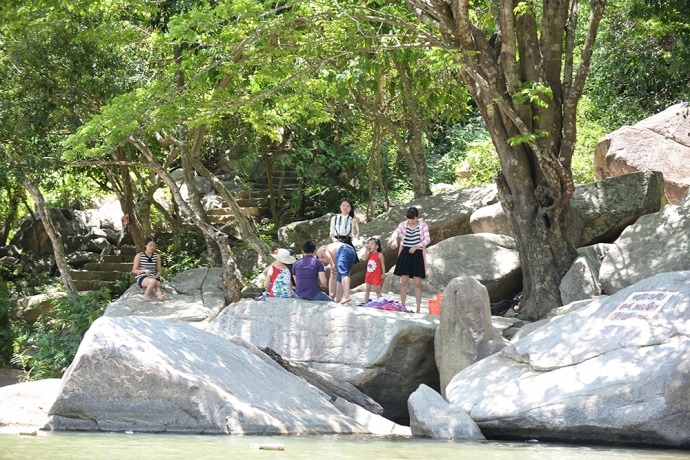 8Ph&uacute;t nghỉ ngơi thư gi&atilde;n của một gia đ&igrave;nh du kh&aacute;ch