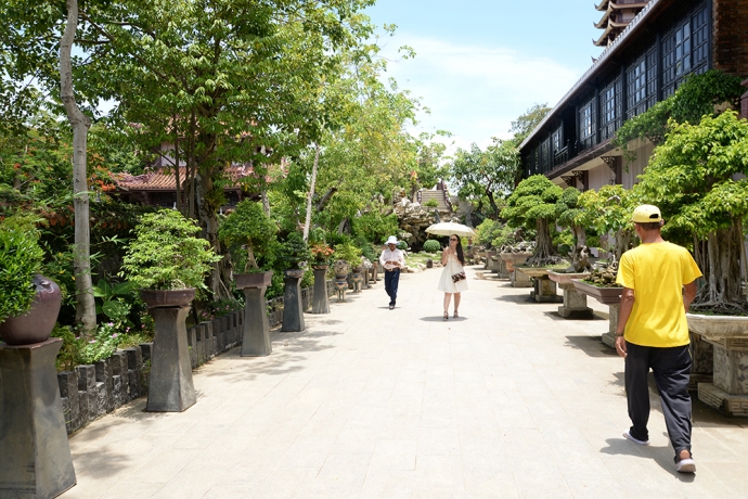 2 Hai b&ecirc;n đường đi trong khu&ocirc;n vi&ecirc;n ch&ugrave;a l&agrave; những 