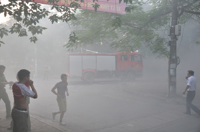 11 Xe cứu hỏa c&oacute; mặt tại hiện trường tham gia dập 