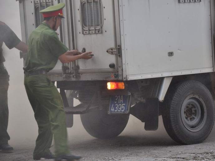 9 Xe chuy&ecirc;n dụng chở bọn tội phạm bị bắt giữ. (2)