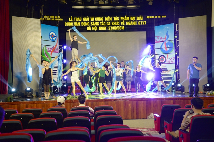 Hồng trinh  quang th&aacute;i Kh&uacute;c ca ng&agrave;nh gtvt sẽ đưa c