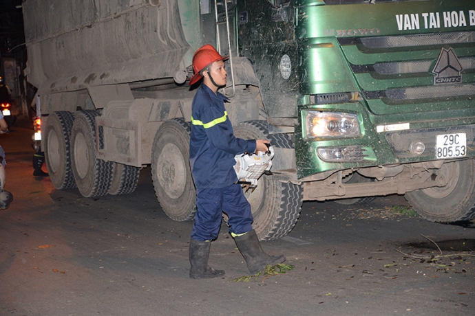 5 Lực lượng cứu hộ phải d&ugrave;ng cưa chuy&ecirc;n dụng để cắ