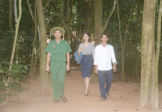 1 Đường v&agrave;o khu Địa đạo Củ Chi thời kh&aacute;ng chiến kh