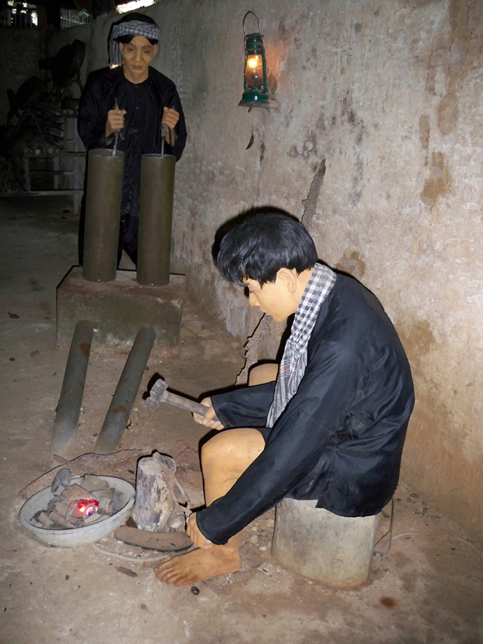 C&ocirc;ng binh th&aacute;o dỡ bom m&igrave;n sịt để chế t&aacute;c ra c&aacute;c lo