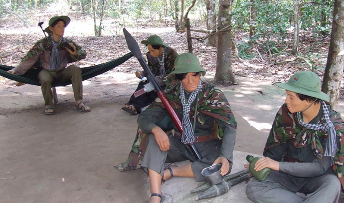 Dọc đường đi c&oacute; nhiều điểm dựng tượng c&aacute;c chiến sỹ