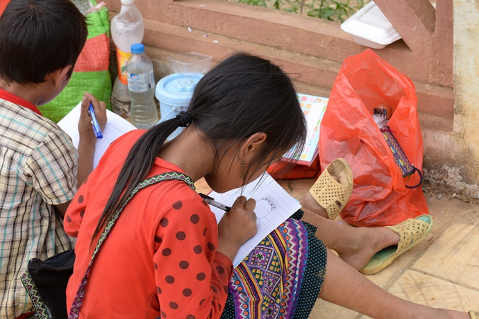 12 Không có khách mua hàng là chị em lại mở sách b