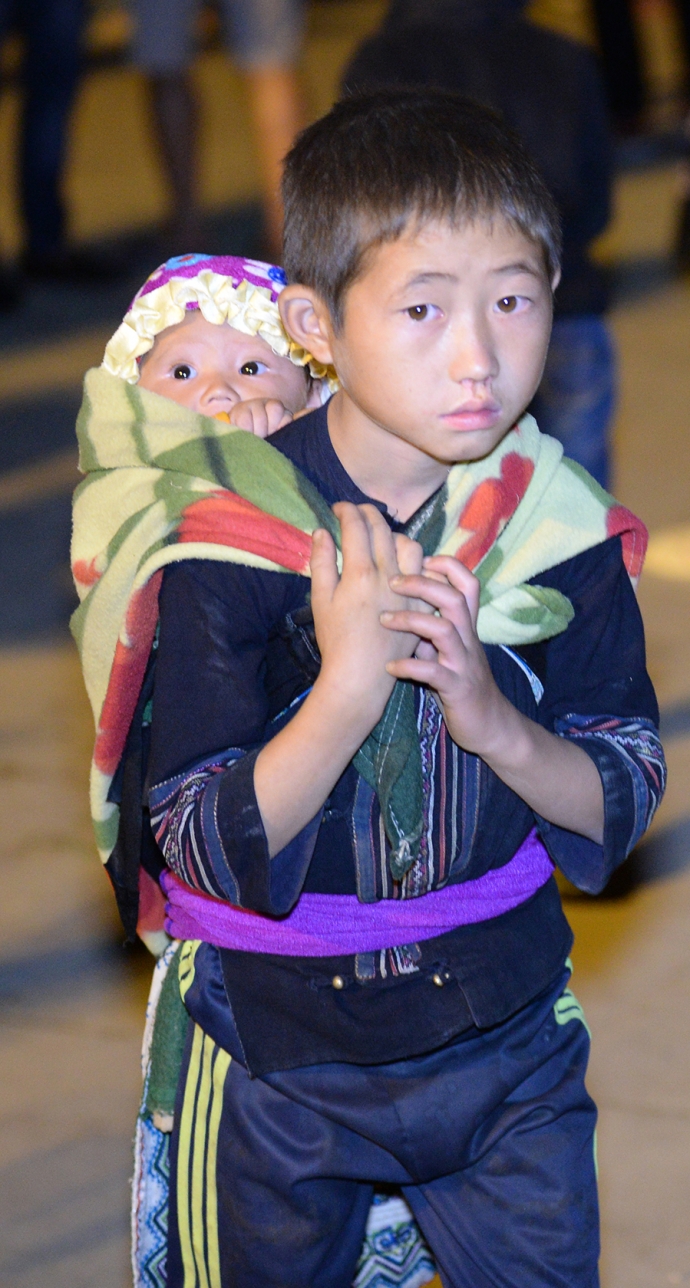 3 cõng em mưu sinh