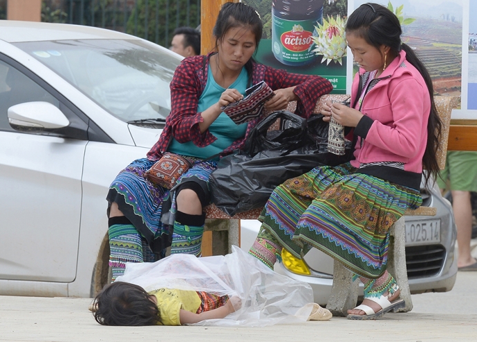 7 Sân gạch làm giường, nilon làm chăn cháu bé này