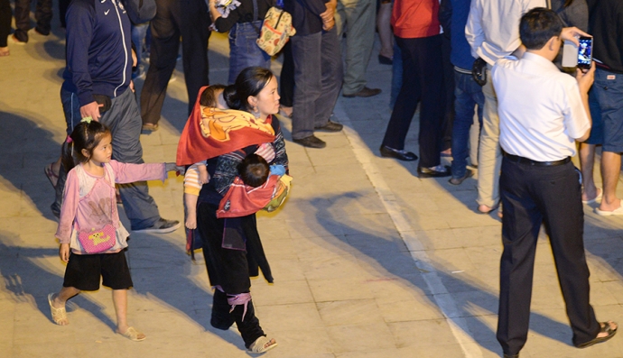 8 Bà mẹ trẻ tay bế, lưng địu, vạt áo buộc tay dắt