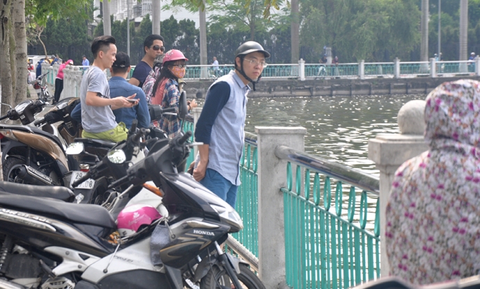 11 Người d&acirc;n hiếu kỳ.