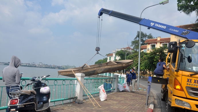 7 Thuyền sắt để phục vụ c&ocirc;ng t&aacute;c vớt c&aacute; chết.