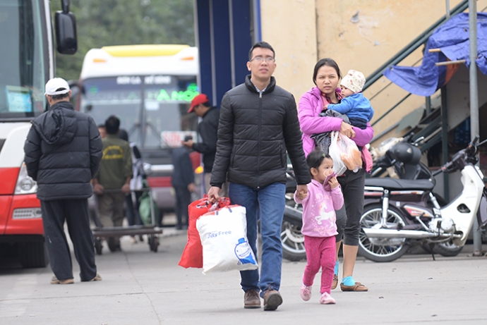 13 Gia đ&igrave;nh một cặp vợ chồng bồng, bế con về qu&ecirc; n