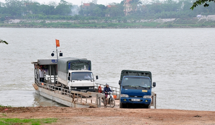 2 Bến kh&ocirc;ng đạt ti&ecirc;u chuẩn, đường dẫn cao, trơn tr