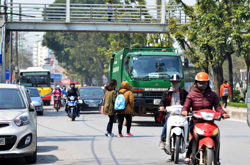 Cầu vượt d&agrave;nh cho người đi bộ tr&ecirc;n đường Ho&agrave;ng Quố