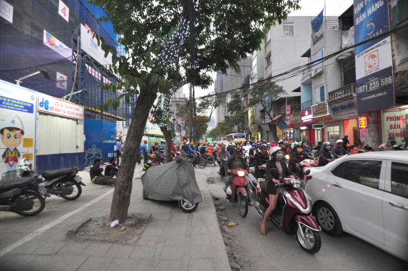 4 C&aacute;c phương tiện đỗ chiếm vỉa h&egrave; người đi bộ